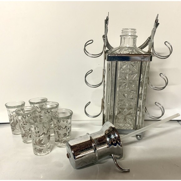 Vintage barware United Metal Goods 12” Glass Liquor Decanter Pump with Glasses - Picture 6 of 7